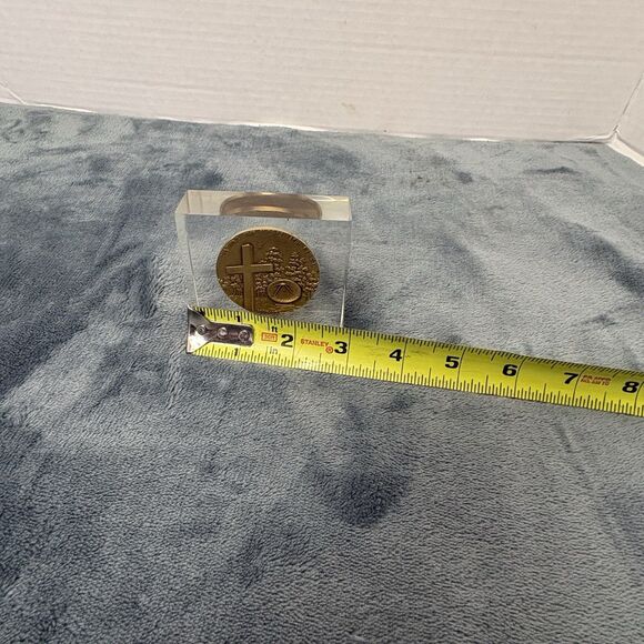 Vintage Christian Broadcasting Co Commemorative Coin in Acrylic Paperweight - Picture 7 of 8